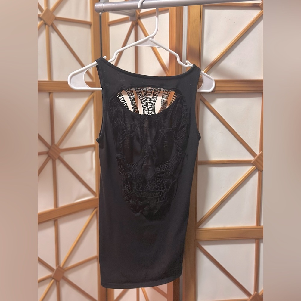 Spooky black skull tank 🖤